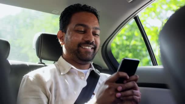 Pasajero masculino indio con smartphone en coche taxi — Vídeos de Stock