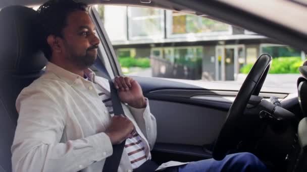 Hombre indio sonriente o conductor de coche — Vídeos de Stock