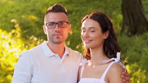 Портрет щасливої молодої пари в літньому парку — стокове відео