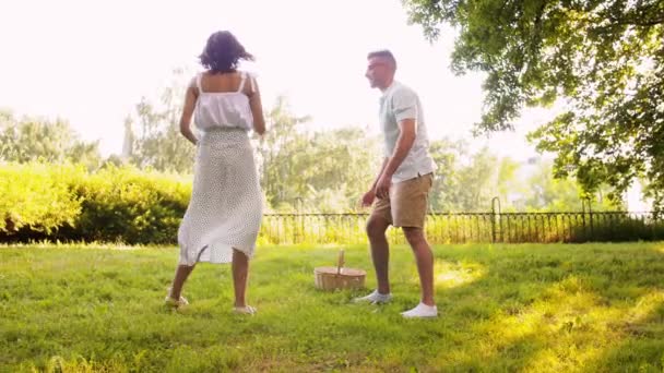 Glückliches Paar legt Picknickdecke im Sommerpark aus — Stockvideo