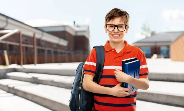 Garçon étudiant souriant avec sac à dos et livres — Photo