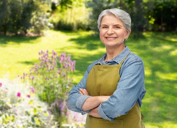 Ritratto di donna anziana sorridente in grembiule da giardino — Foto Stock