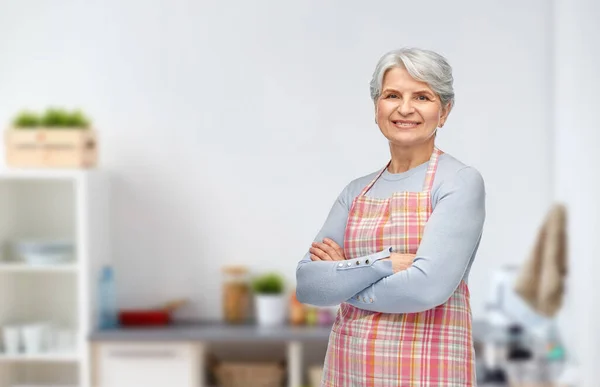 Portré mosolygós idős nő konyha kötény — Stock Fotó