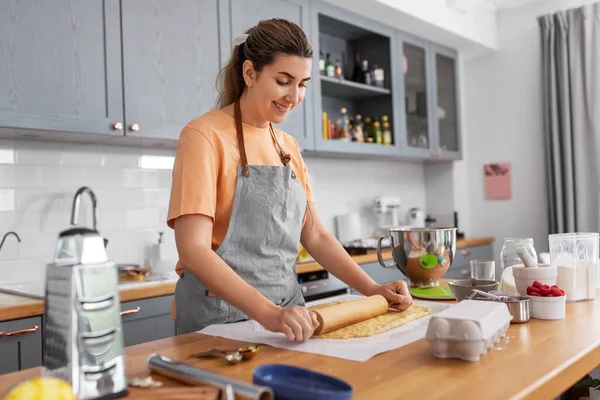 Mujer cocina comida y hornear en la cocina en casa — Foto de Stock