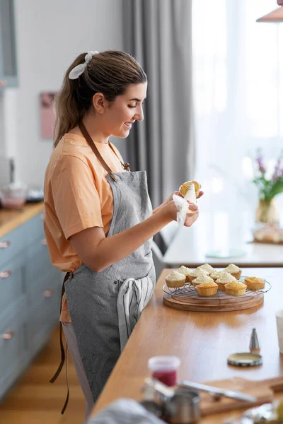 Mujer cocina comida y hornear en la cocina en casa —  Fotos de Stock