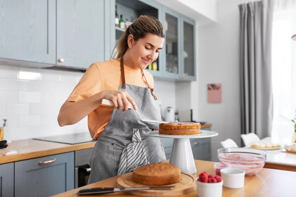 Mulher cozinhar alimentos e assar na cozinha em casa — Fotografia de Stock