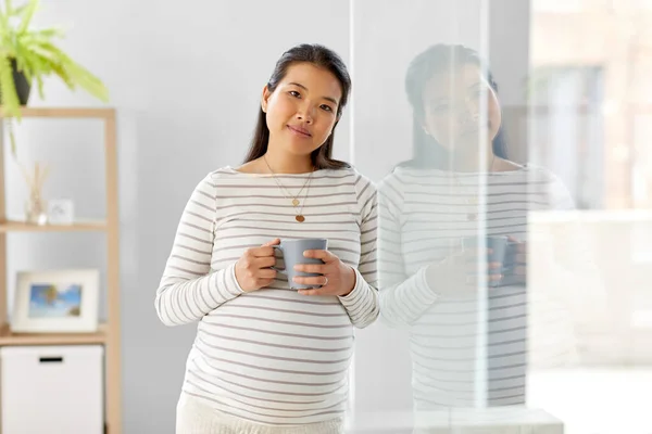 Feliz embarazada bebiendo té en casa — Foto de Stock