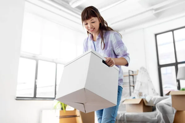 Donna felice disfare le scatole e trasferirsi in una nuova casa — Foto Stock