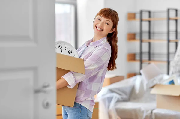 Boldog nő kicsomagol dobozok és költözik az új otthon — Stock Fotó