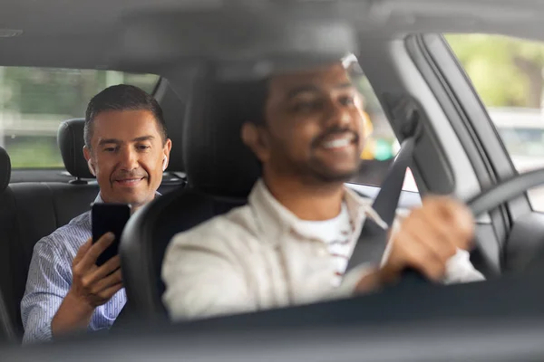 Passageiro masculino com smartphone no carro de táxi — Fotografia de Stock