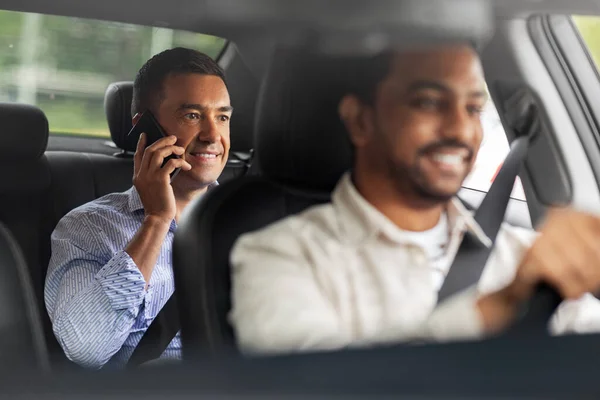 Muž cestující volá na smartphone v taxi autě — Stock fotografie