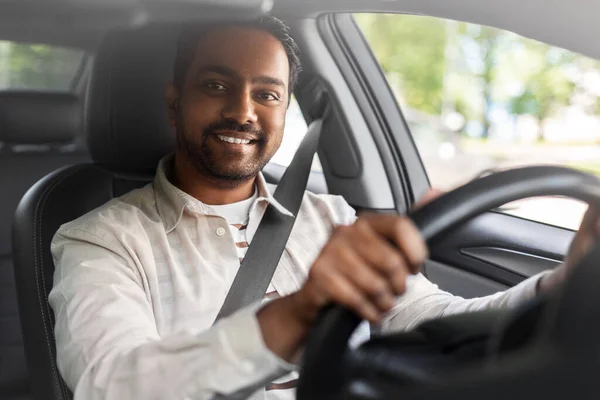 笑着的印地安人或司机开车 — 图库照片