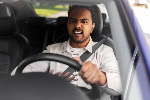 Arrabbiato uomo indiano o autista guida auto — Foto Stock