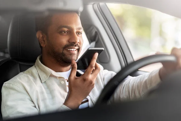 Man kör bil och spela in röst via smartphone — Stockfoto