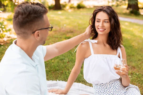 Feliz pareja teniendo un picnic en el parque de verano —  Fotos de Stock