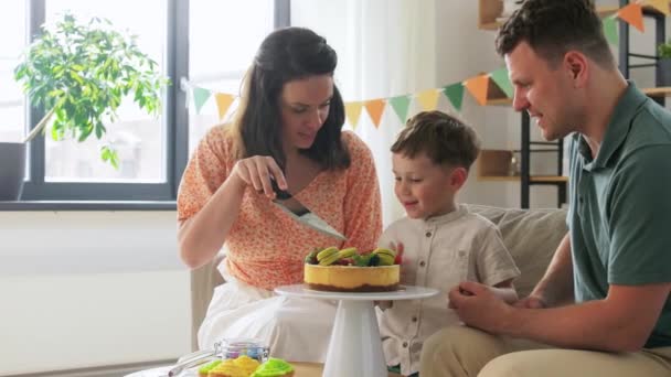Szczęśliwy rodzina dzielenie tort urodzinowy w domu — Wideo stockowe
