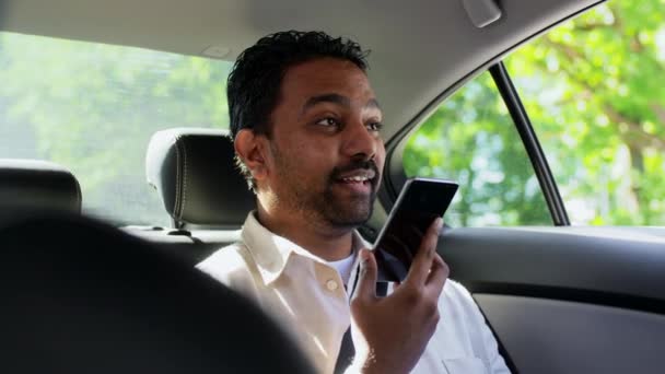 Pasajero masculino llamando en teléfono inteligente en coche de taxi — Vídeos de Stock