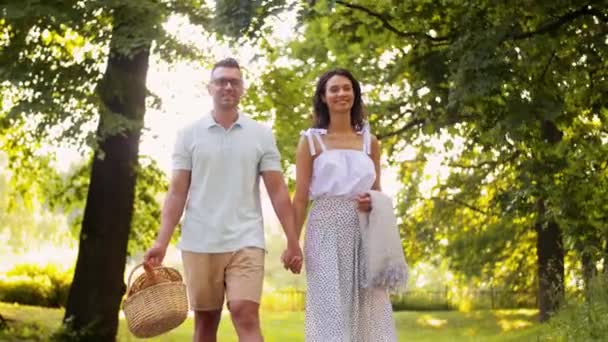 Happy couple with picnic basket at summer park — Stock Video