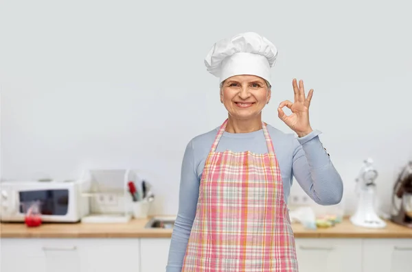 Mulher sênior ou chef em toque mostrando ok sinal de mão — Fotografia de Stock