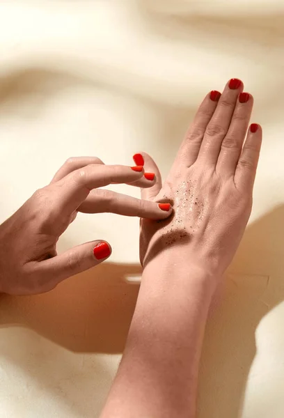 Close up of hands applying natural scrub to skin — Stock Photo, Image