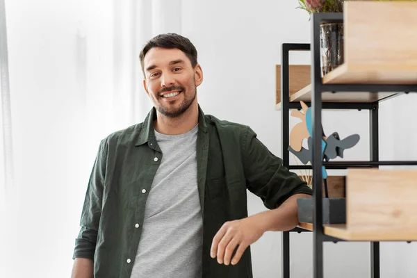 Щасливий усміхнений чоловік стоїть на полиці вдома — стокове фото