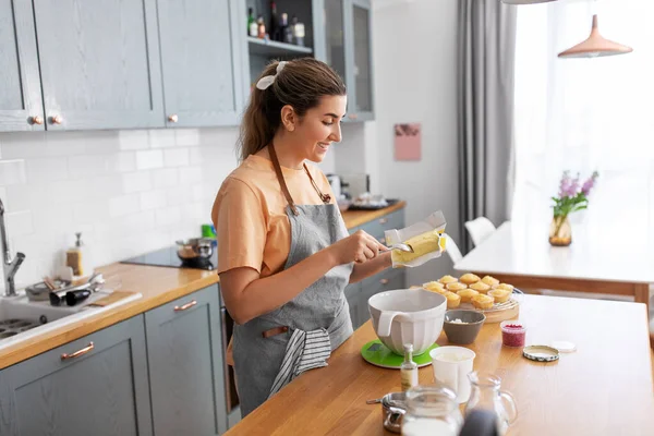 Mujer cocina comida y hornear en la cocina en casa —  Fotos de Stock