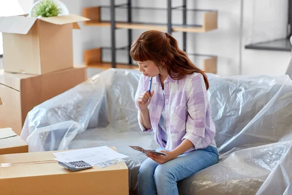 Aziatische vrouw verhuizen naar nieuw huis en het tellen van geld — Stockfoto