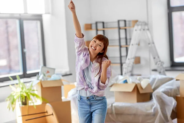 Lycklig asiatisk kvinna med saker som flyttar till nytt hem — Stockfoto