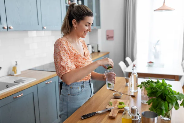 Femme faisant des boissons cocktail à la maison cuisine — Photo