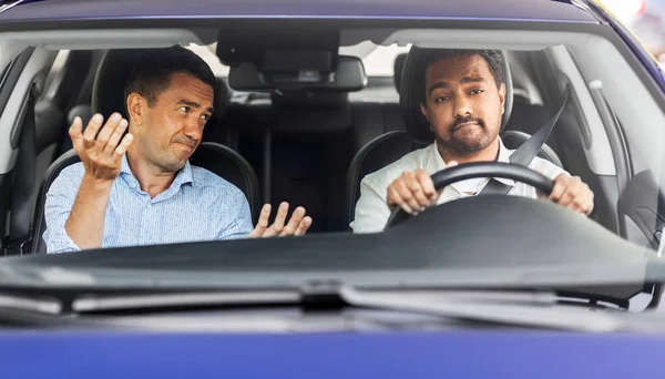 Istruttore di guida auto parlando con l'uomo non è riuscito esame — Foto Stock