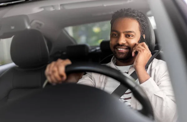 Indian man kör bil och ringa på smartphone — Stockfoto