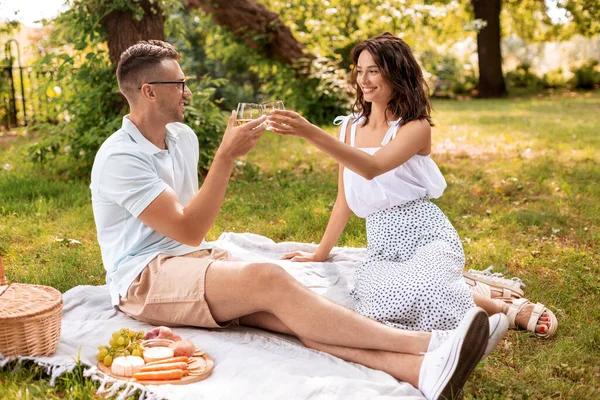 Casal feliz fazendo piquenique no parque de verão — Fotografia de Stock