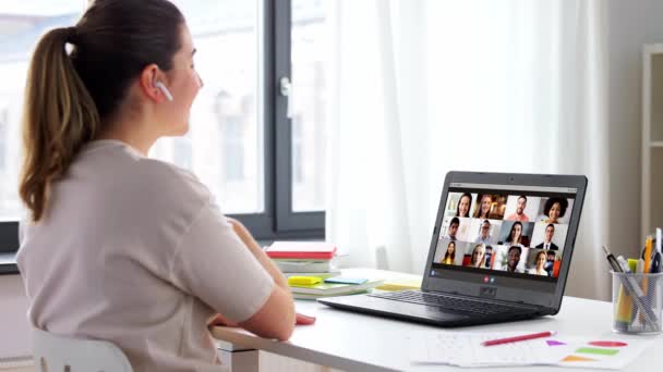 Profesor cu laptop având clasă online la domiciliu — Videoclip de stoc
