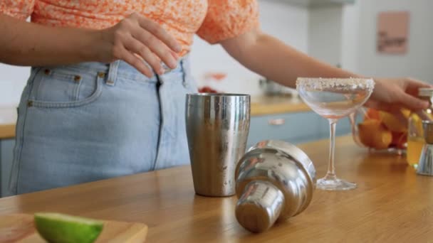 Frau mit Shaker macht Cocktail-Drink — Stockvideo