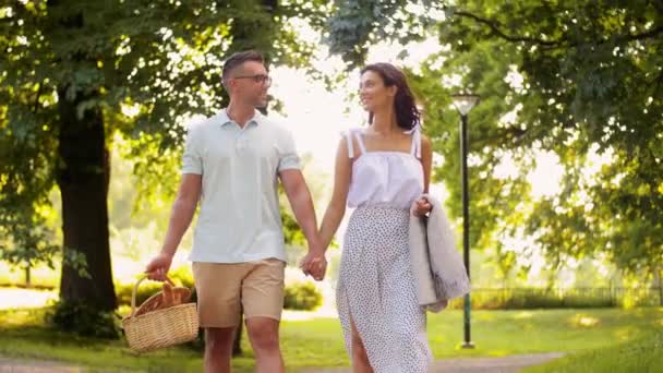 Lyckligt par med picknickkorg på sommarparken — Stockvideo