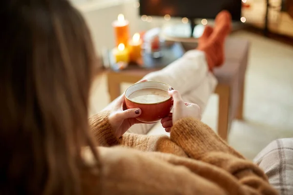 Donna guarda la tv e beve cacao ad Halloween — Foto Stock