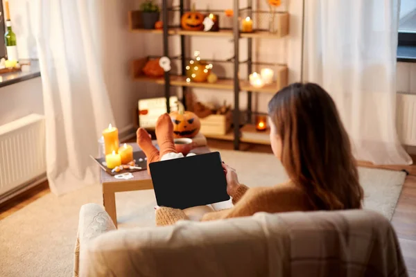 Frau mit Tablet-PC zu Halloween zu Hause — Stockfoto