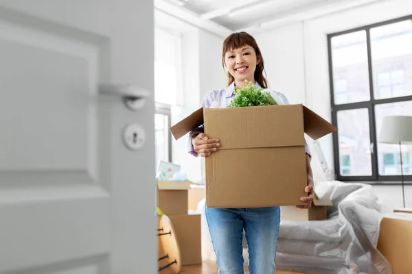 Femme heureuse déballer les boîtes et déménager dans une nouvelle maison — Photo