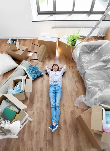 Happy woman with boxes moving to new home — Stock Photo, Image