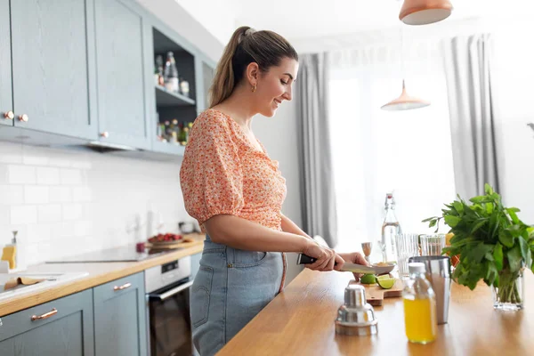 Femme faisant des boissons cocktail à la maison cuisine — Photo