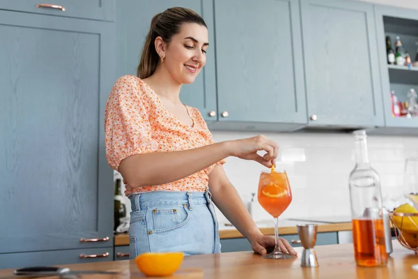 Femme faisant des boissons cocktail à la maison cuisine — Photo