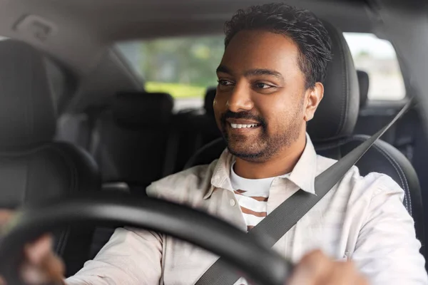 Leende indian man eller förare kör bil — Stockfoto