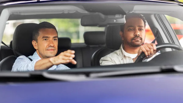 Auto rijden school instructeur onderwijs mannelijke bestuurder — Stockfoto