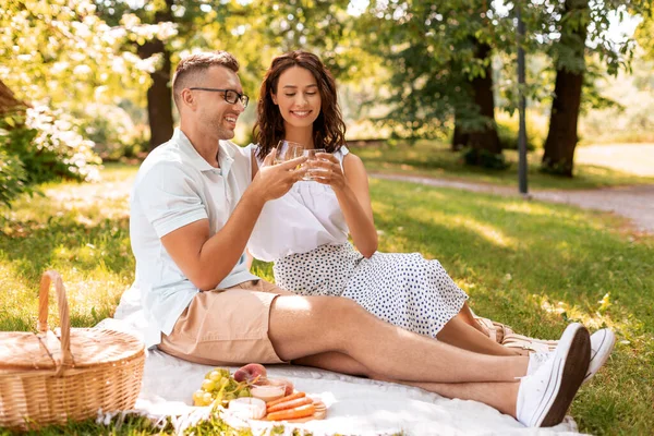 Heureux couple ayant pique-nique au parc d'été — Photo