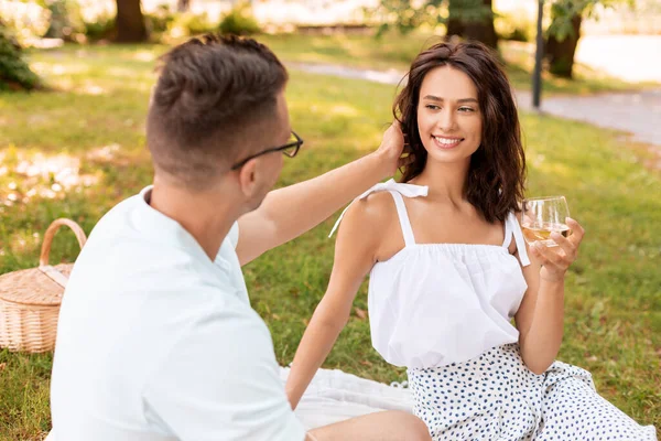 Lyckligt par som har picknick på sommarparken — Stockfoto