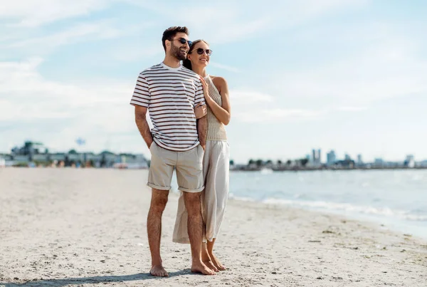 Szczęśliwa para na letniej plaży — Zdjęcie stockowe