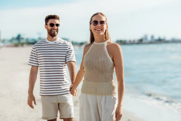 Lykkelige par på sommer strand - Stock-foto