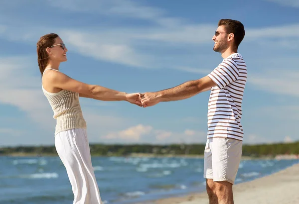 Feliz casal abraçando na praia de verão — Fotografia de Stock