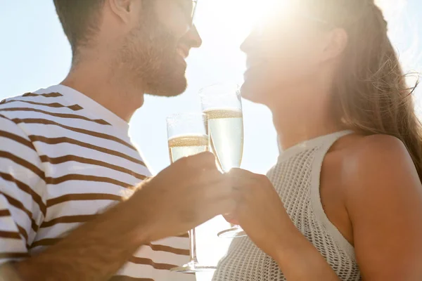 Feliz pareja bebiendo champán en verano playa —  Fotos de Stock