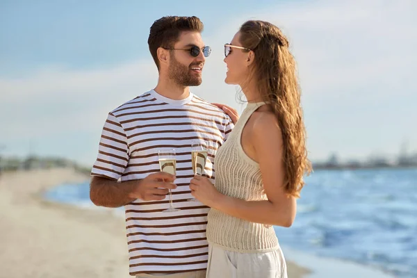 Feliz pareja bebiendo champán en verano playa — Foto de Stock